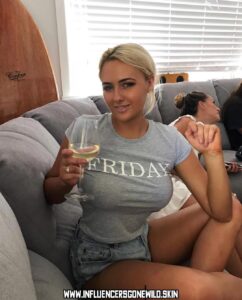 Holly Daze Coffey Brown Eyes Female Influencer Australian